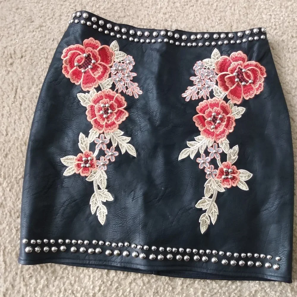 ROMEO &JULIET COUTURE WOMEN EMBROIDERED FAUX LEATHER MINI SKIRT SIZE S - Picture 1 of 10